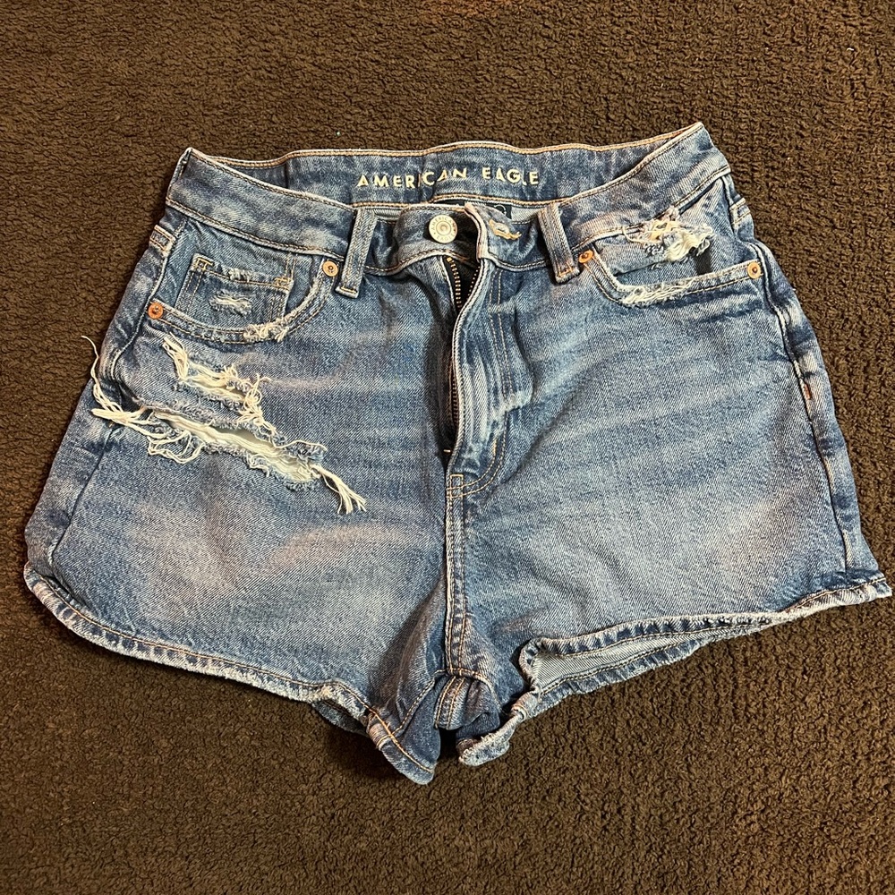 American Eagle Strigid ripped denim mom short